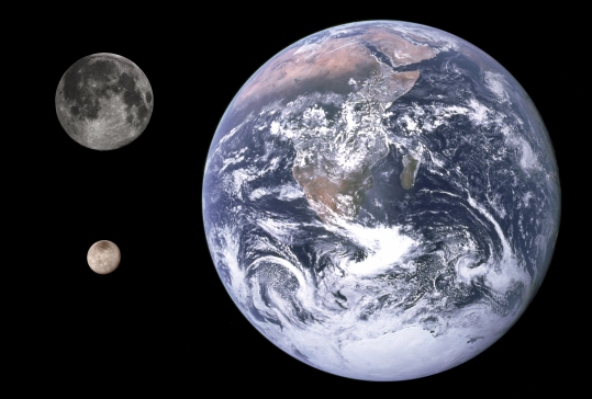 Charon,_Earth_&amp;_Moon_size_comparison